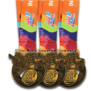 Who will receive this beautiful medal with the support of the marathon medal manufacturers for the marathon?